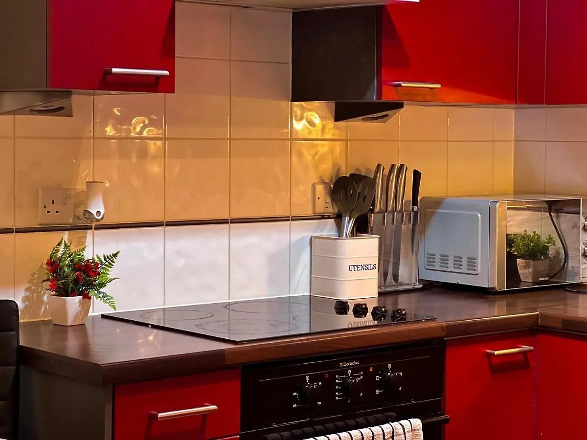 Vivid, Stylish, Central, Bold, Retro, Intimate, Red Accents, Striking Design, City Centre, 1Br Sheffield Apartamento