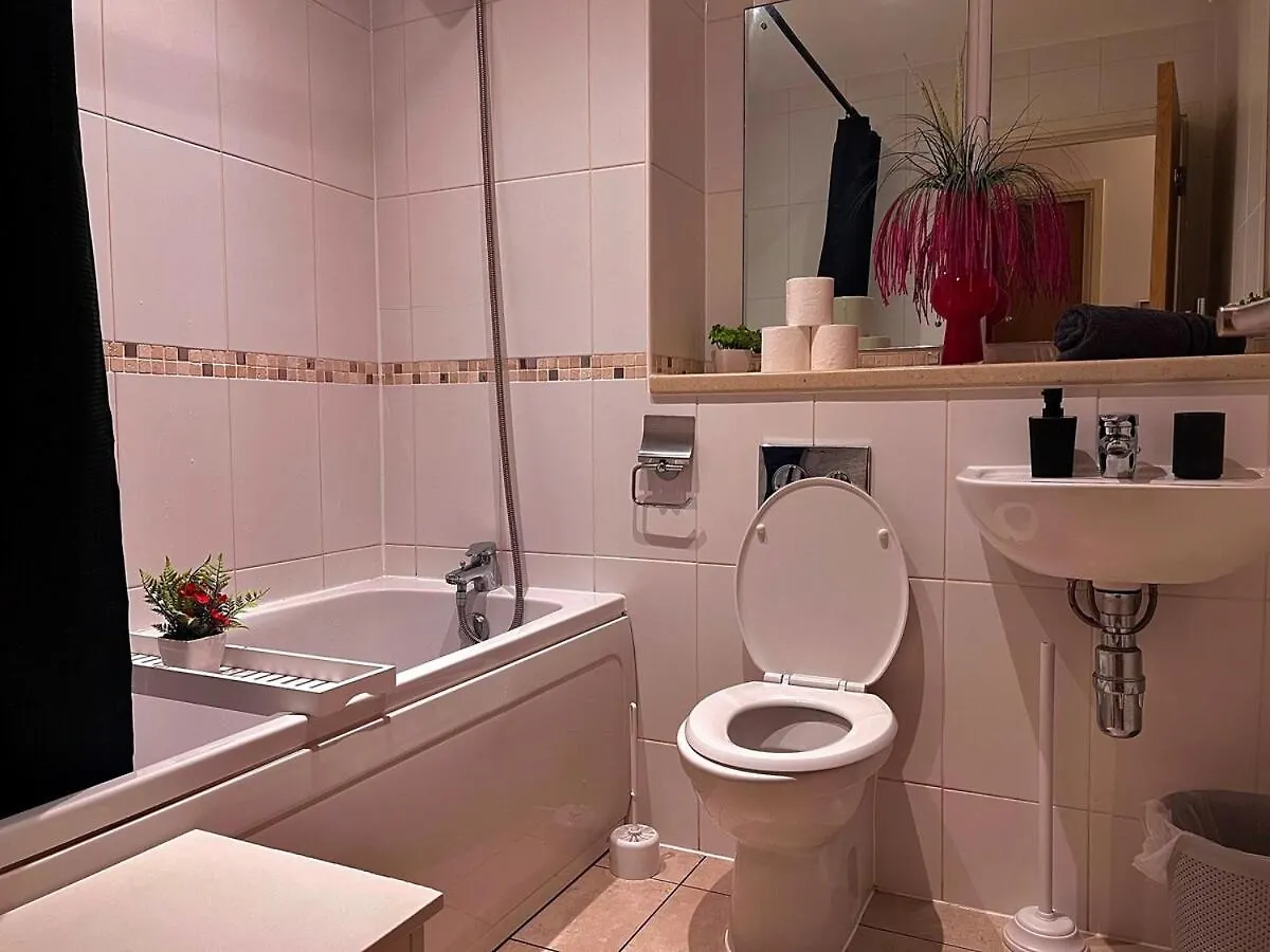 Vivid, Stylish, Central, Bold, Retro, Intimate, Red Accents, Striking Design, City Centre, 1Br Sheffield Reino Unido