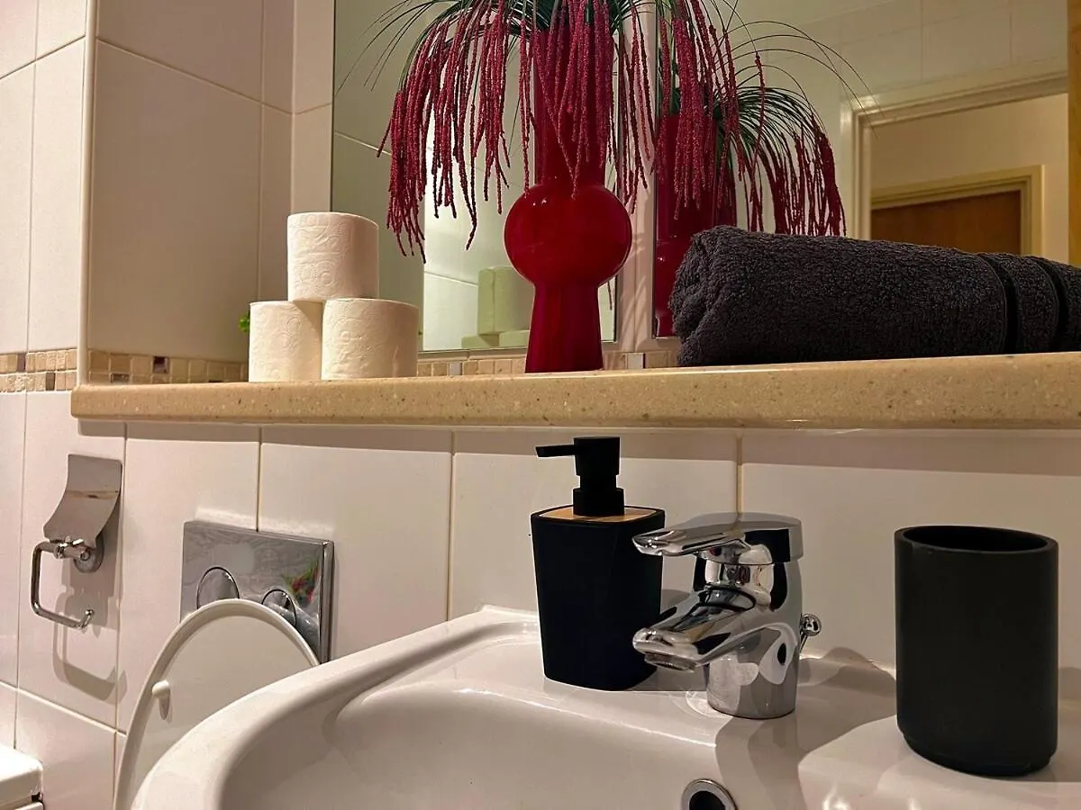 Apartamento Vivid, Stylish, Central, Bold, Retro, Intimate, Red Accents, Striking Design, City Centre, 1Br Sheffield